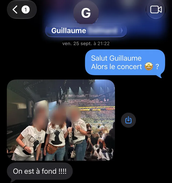 Message de Guillaume au concert de Céline Dion, photo de groupe en t-shirts Céline Dion, visages floutés : « On est à fond !!!! »